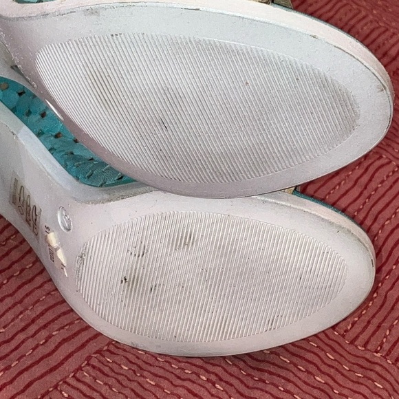 Unity in Diversity turquoise and Cream Heels with Chunky Heel - Picture 6 of 16